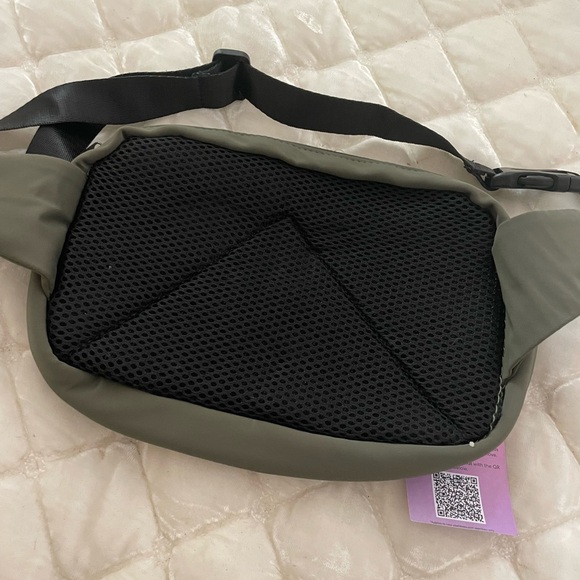Obe fanny pack. NWT. color is olive green. Excellent condition. - Picture 5 of 6